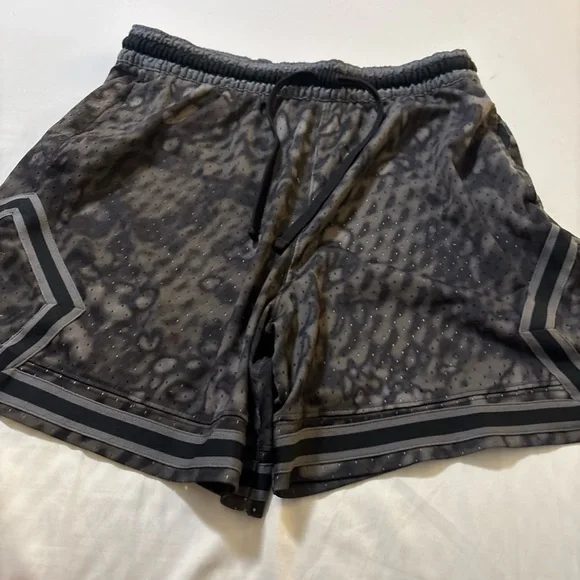 Jordan Men's extra large Black Patterned Shorts - Picture 3 of 8